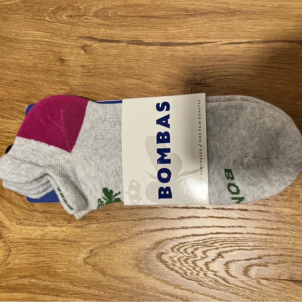 NWT Bombas no show tab socks, size M
